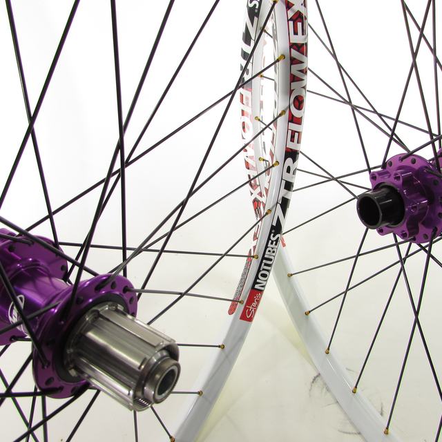 Custom wheel: Hope Pro 2 Evo Purple hubs, Stan's Flow EX White rims, DT Champion Black spokes