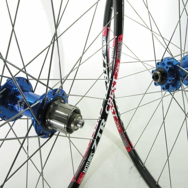 Custom wheel: Hope Pro 2 Evo Single Speed Blue hubs, Stan's Creat Black rims, DT Champion Silver spokes