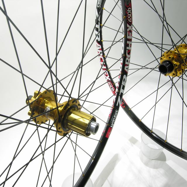Custom wheel: Hope Pro 2 Evo Gold hubs, Stan's Arch EX Black rims, Sapim Leader Black spokes