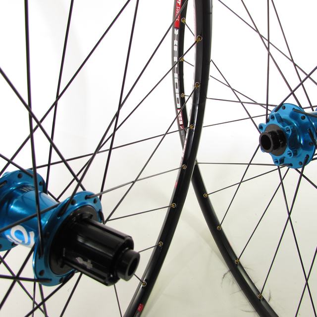 Custom wheel: Industry Nine Torch Blue hubs, DT Xr400 Black rims, DT Competition Black spokes