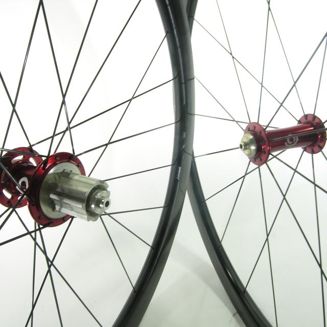 Custom wheel: Industry Nine Torch Road Red hubs, ENVE Smart 3.4 Tubular Black rims, Sapim CX-Ray Black spokes