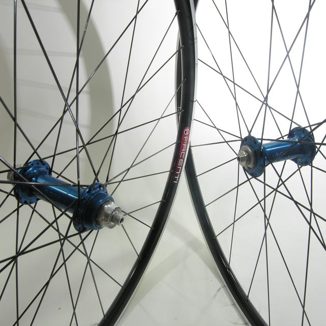 Custom wheel: Paul Word Blue hubs, Pacenti Sl23 Black rims, Sapim CX-Ray Black spokes