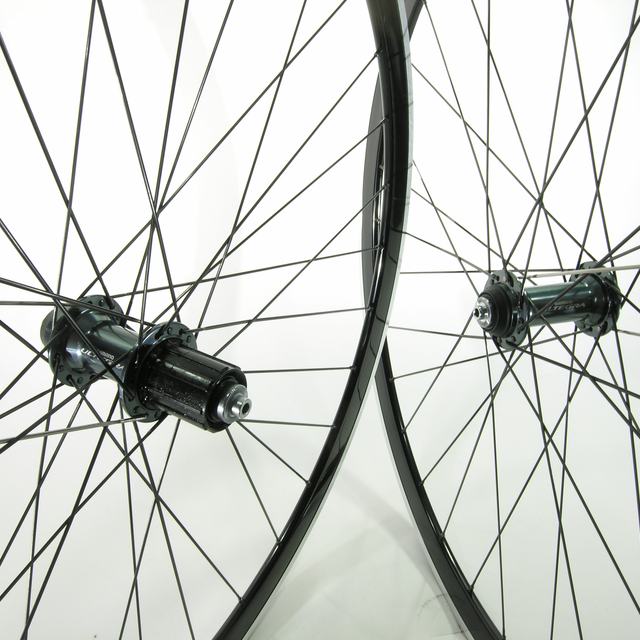 Custom wheel: Shimano Ultegra Gray hubs, Kinlin Xr300 Black rims, Sapim CX-Ray Black spokes