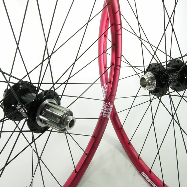 Custom wheel: Hadley MTB Disc Black hubs, Spank Spike Red rims, DT Competition Black spokes