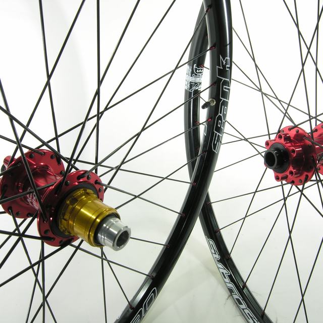 Custom wheel: Hope Pro 2 Evo Red hubs, Spank Subrosa Black rims, Sapim Race Black spokes