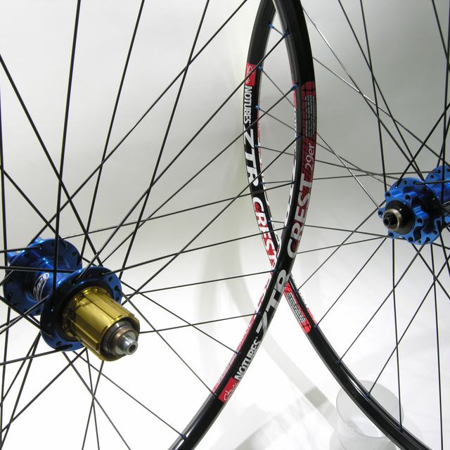 Custom wheel: Hope Pro 2 Evo Blue hubs, Stan's Crest Black rims, Sapim Race Black spokes