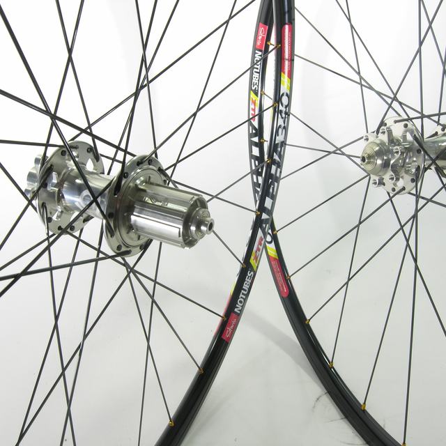 Custom wheel: Industry Nine Torch Road Disc Silver hubs, Stan's Alpha 340 Disc Black rims, Sapim CX-Ray Black spokes