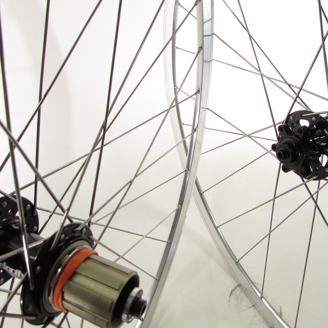 Custom wheel: Velocity SL Disc Black hubs, Kinlin Xr200 Silver rims, DT Competition Silver spokes
