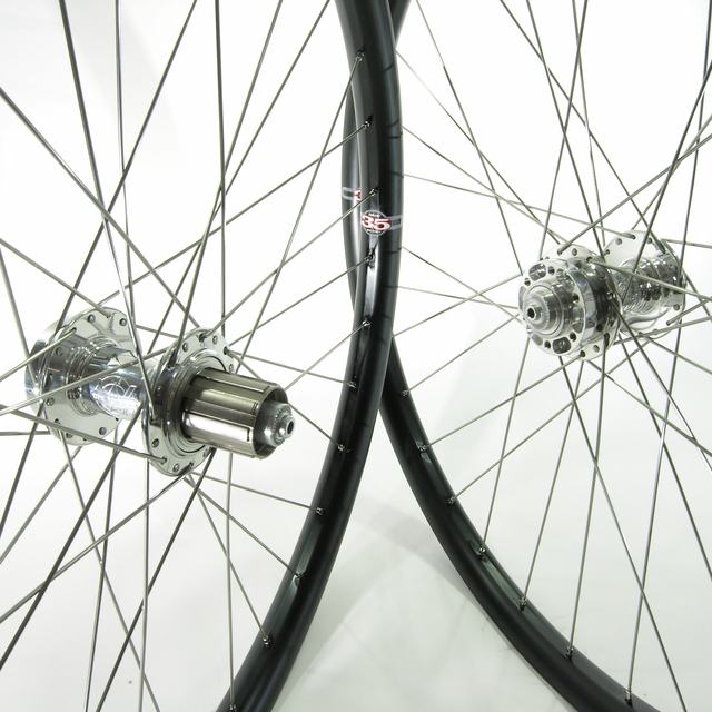 Custom wheel: White Industries Mi6 Polished hubs, Velocity Blunt 35 Black rims, DT Champion Silver spokes