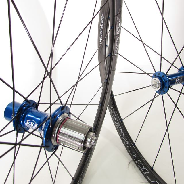 Custom wheel: White Industries T11 Blue hubs, Reynolds Assault 2014 Black rims, Sapim CX-Ray Black spokes